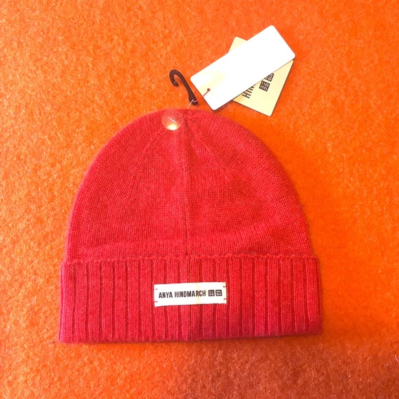 Anya Hindmarch Uniqlo collab red 100% cashmere knitted beanie hat tuque NWT - Picture 6 of 8